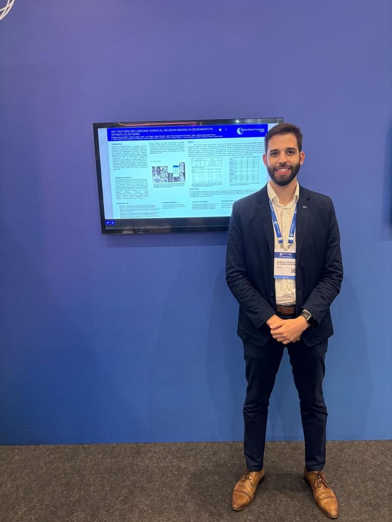 Dr. Otávio Vitório apresentando pesquisa científica em congresso internacional de coluna